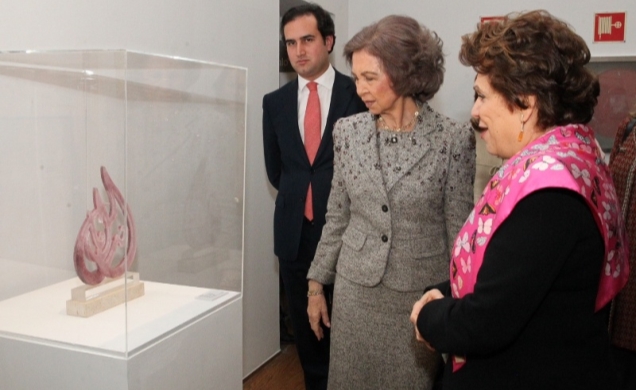 Su Majestad la Reina y la Princesa Wijdan Al-Hashemi de Jordania, presidenta de la Jordan National Gallery of Fine Arts, observan una escultura de la 